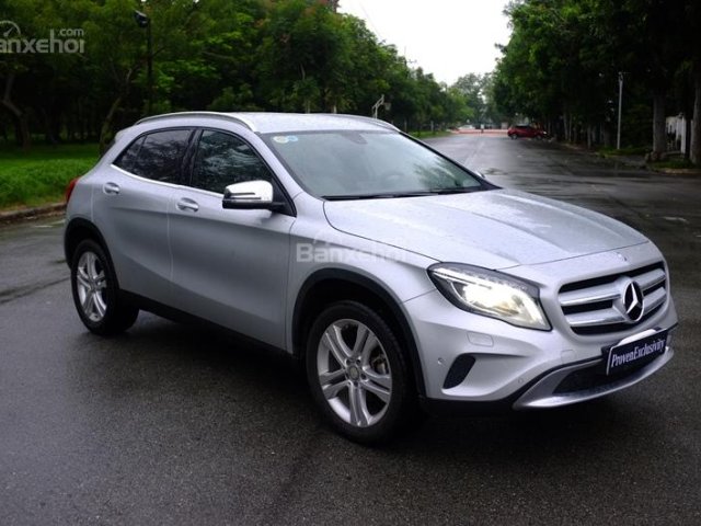 Bán xe Mercedes GLA200 màu bạc 7800km, nhập khẩu, chính hãng