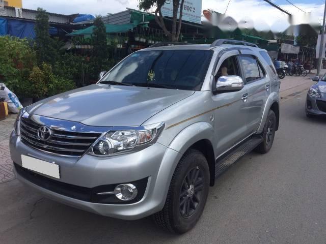 Bán Toyota Fortuner V năm 2016, màu bạc số tự động, giá chỉ 875 triệu