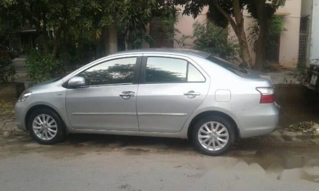 Bán xe chính chủ Toyota Vios E đời 2010, màu bạc, giá 290tr