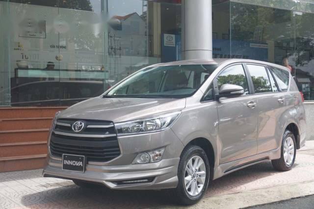 Bán xe Toyota Innova sản xuất 2017, màu bạc