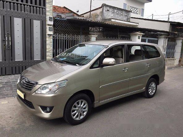 Bán Toyota Innova 2.0V đời 2014, màu vàng số tự động