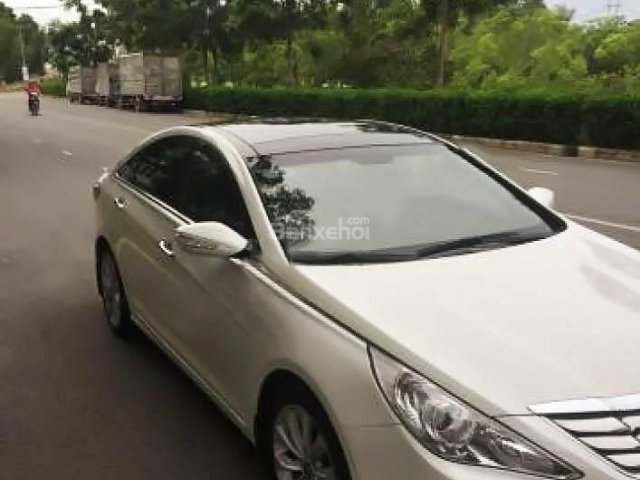 Cần bán Hyundai Sonata 2.0AT đời 2011, màu trắng, nhập khẩu nguyên chiếc, giá 620tr