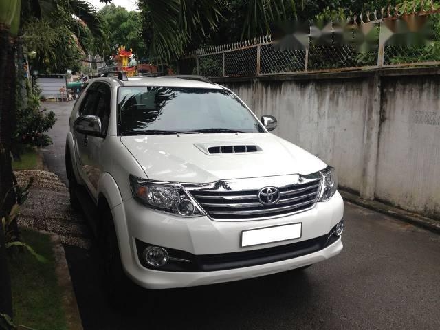 Cần bán gấp Toyota Fortuner năm 2016, màu trắng số sàn