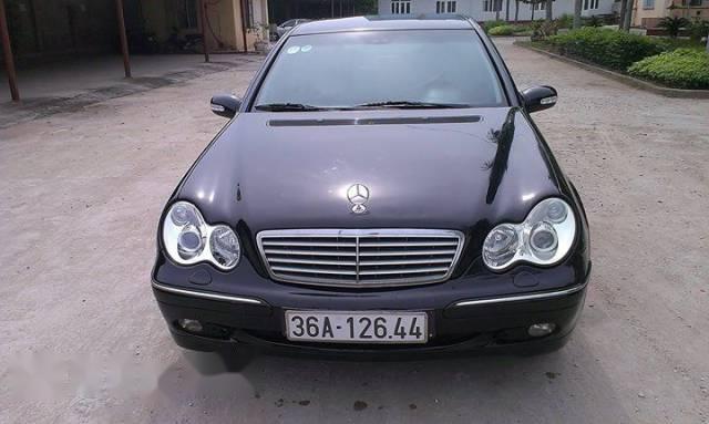 Cần bán Mercedes C200 sản xuất 2002, màu đen số sàn
