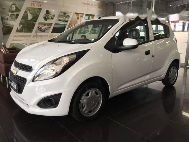 Cần bán xe Chevrolet Spark đời 2017, màu trắng, giá tốt