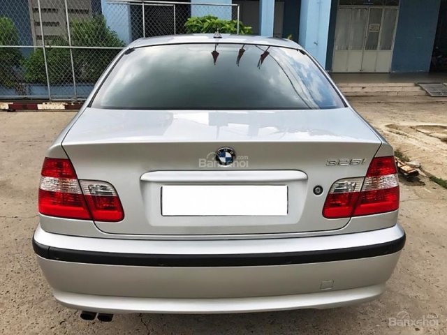 Cần bán BMW 3 Series 325i 2005, màu bạc xe gia đình