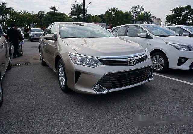 Bán xe Toyota Camry 2.0E đời 2017, màu vàng