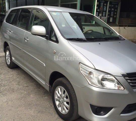 Cần bán xe Toyota Innova E 2012, màu bạc, giá 540tr