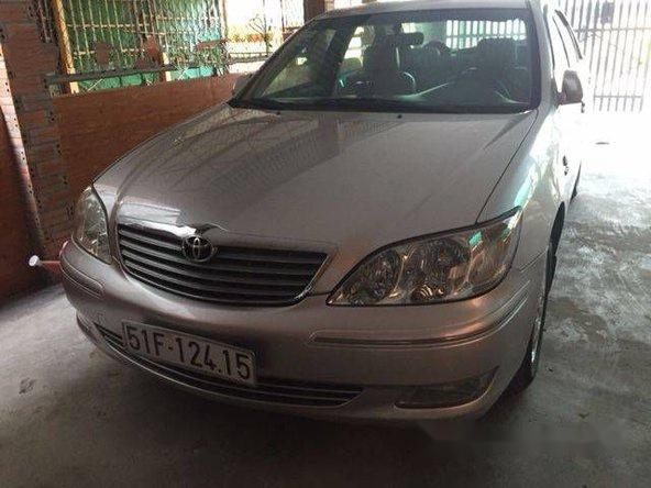 Bán Toyota Camry MT sản xuất 2002, màu xám số sàn