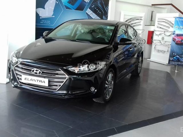 Cần bán xe Hyundai Elantra sản xuất 2017, màu đen, 575tr, giảm giá ưu đãi