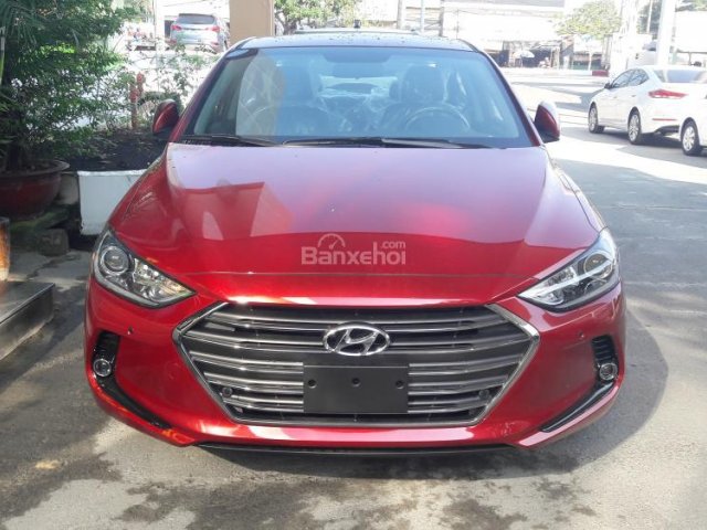 Cần bán Hyundai Elantra 1.6AT 2017, màu đỏ, tặng ngay bảo hiểm 1 năm và phụ kiện, tiền mặt khủng