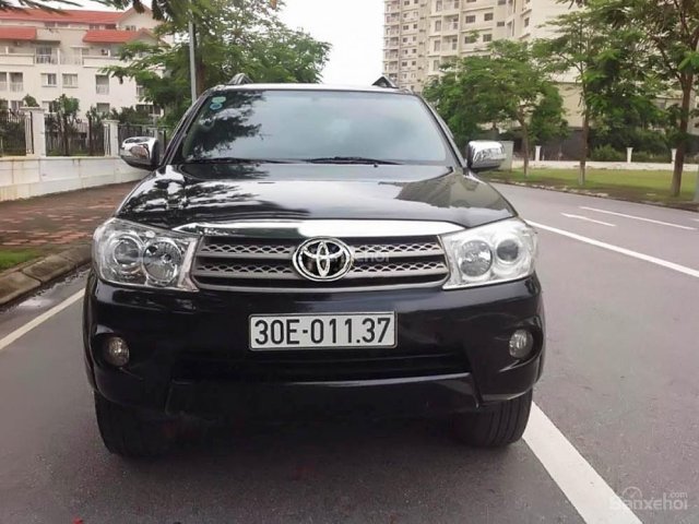 Cần bán Toyota Fortuner V 4x4AT đời 2010, màu đen  