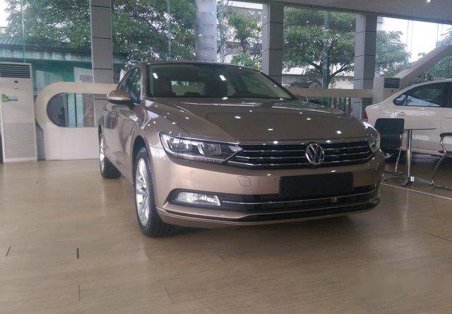 Bán ô tô Volkswagen Passat GP đời 2017, nhập khẩu nguyên chiếc