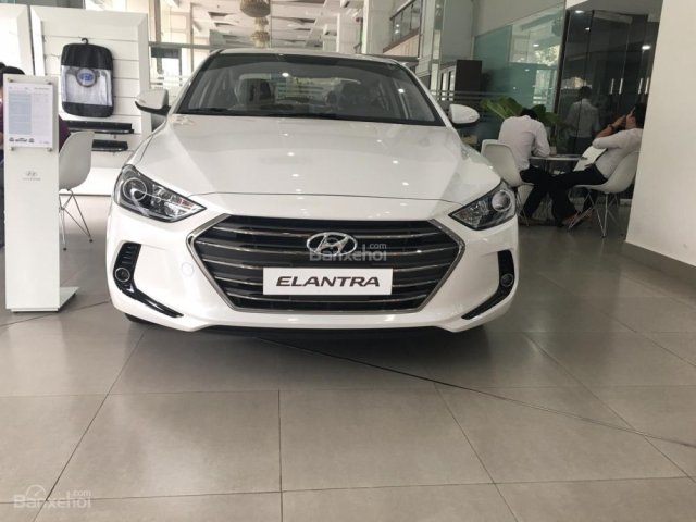 Giá xe Hyundai Elantra bản 1.6 AT màu trắng, xe mới 100%, cam kết giá tốt nhất thị trường, LH Hương: 0902.608.293