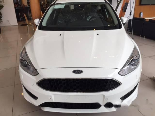 Bán Ford Focus đời 2017, màu trắng, giá 592tr