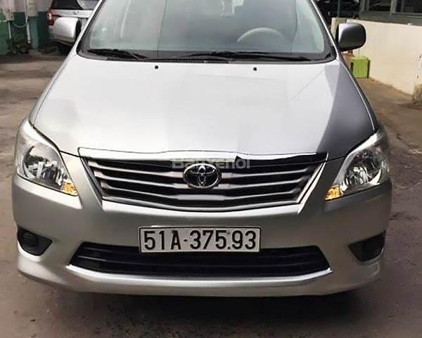 Cần bán xe Toyota Innova E đời 2012, màu bạc