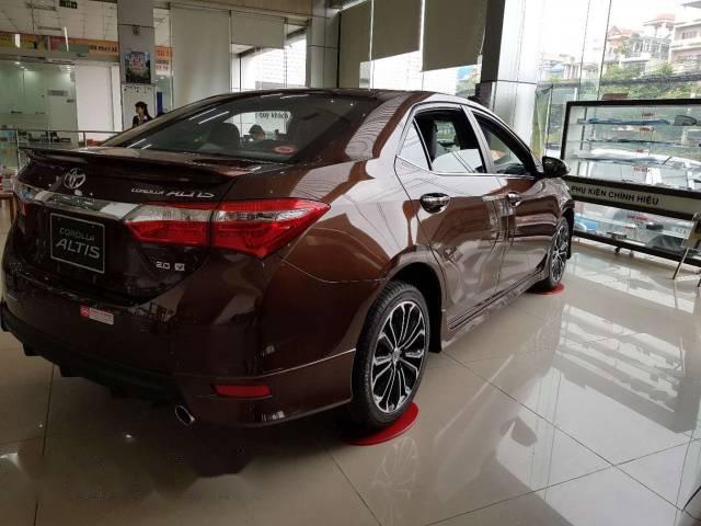 Cần bán xe Toyota Corolla Altis đời 2017, màu nâu