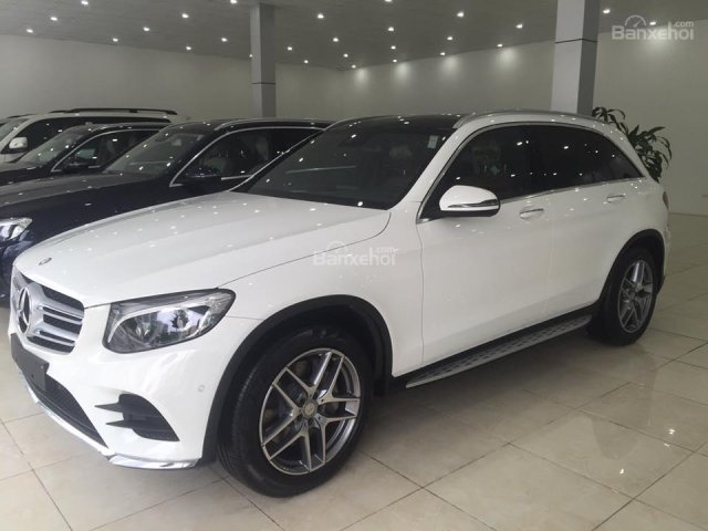 Cần bán xe Mercedes GLC 300 đời 2017, màu trắng, xe đi ít giá nét