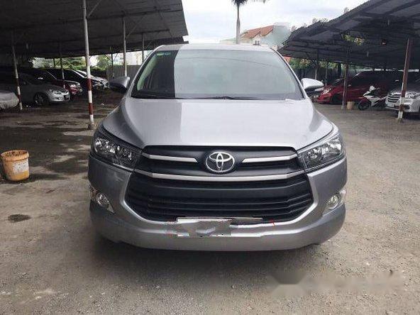 Cần bán lại xe Toyota Innova đời 2017, màu bạc chính chủ giá cạnh tranh