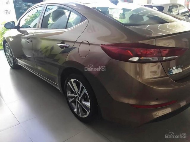 Cần bán xe Hyundai Elantra 2.0AT đời 2017, màu nâu, 699 triệu