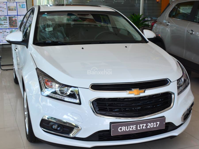 Cần bán Chevrolet Cruze đời 2018 màu trắng, giá 699 triệu