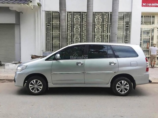 Gia đình bán lại xe Toyota Innova E đời 2016, màu bạc