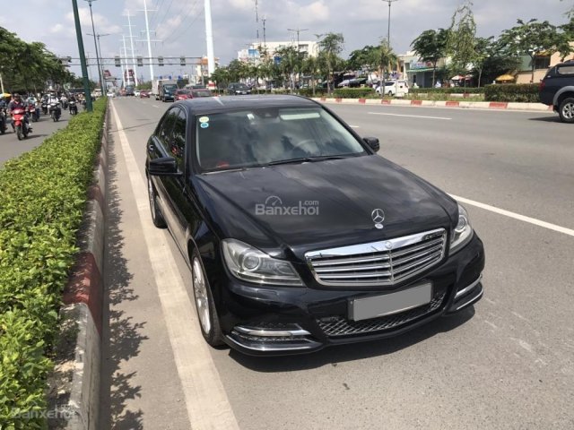 Đi nước ngoài nên cần bán xe Mercedes C250 màu đen tự động, SX 2013