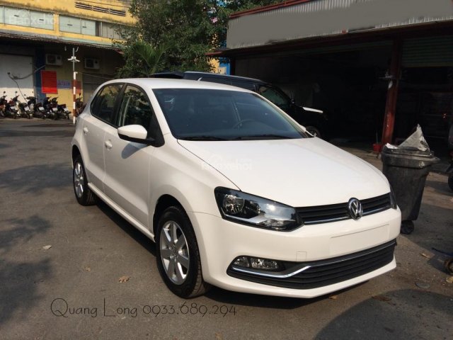 Bán Polo Hatchback Volkswagen màu trắng, nhập khẩu - Giá tốt giao, xe tận nhà. LH Long 0933689294