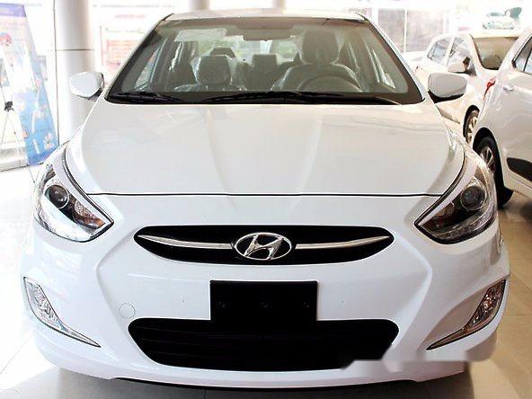 Bán xe Hyundai Accent 1.4AT đời 2017, màu trắng, 570 triệu