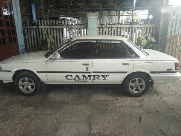 Xe Toyota Camry đời 1987, màu trắng số sàn, giá 95tr