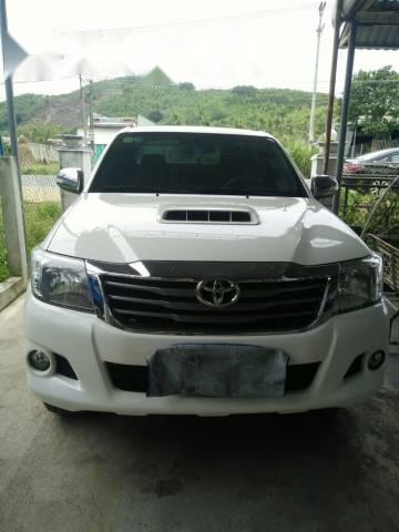 Cần bán xe Toyota Hilux đời 2014, màu trắng