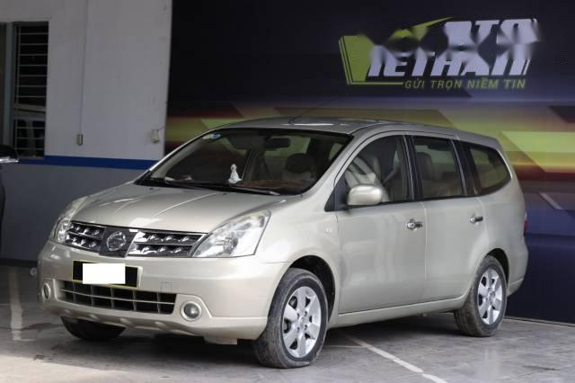 Cần bán Nissan Grand livina 1.8MT năm 2010, màu bạc