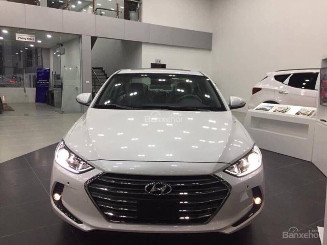 Bán Hyundai Elantra 2017 đủ màu có sẵn xe giao ngay, hỗ trợ trả góp 90%, giá cực tốt, K/M cực cao, hotline: 0906.409.199