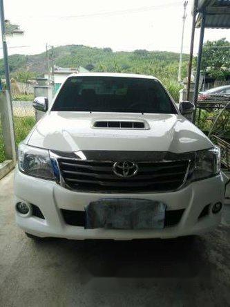 Cần bán lại xe Toyota Hilux MT 2014, màu trắng chính chủ