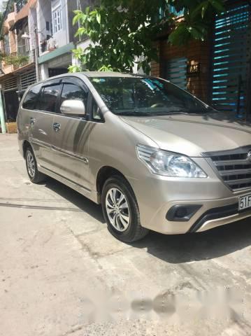 Gia đình bán xe Toyota Innova E đời 2015, màu vàng