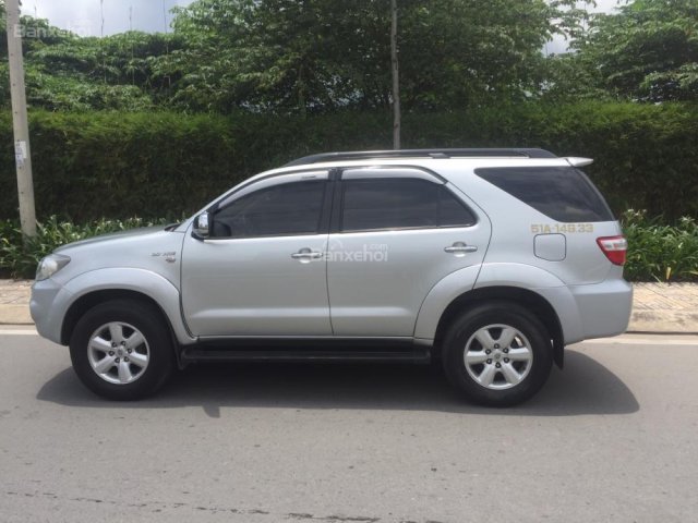 Tôi cần bán xe Fortuner 2012 số tự động bản V, màu bạc nhà đi