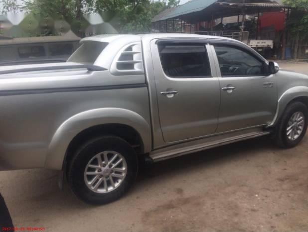 Xe Toyota Hilux MT đời 2014, màu bạc giá cạnh tranh