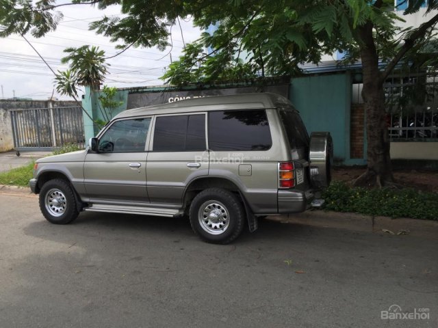 Bán Mitsubishi Pajero V6-300 đời 2005, màu vàng giá cạnh tranh