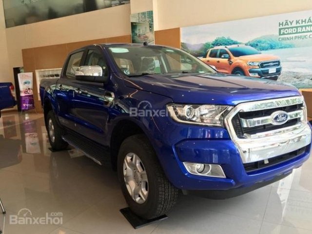 Bán xe Ford Ranger XLT 4x4 MT 2018 màu xanh, hỗ trợ trả góp và giao ngay