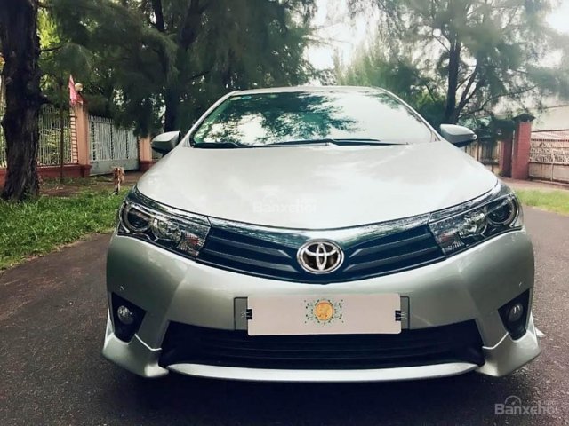 Cần bán xe Toyota Corolla altis 2.0V 2015, màu bạc