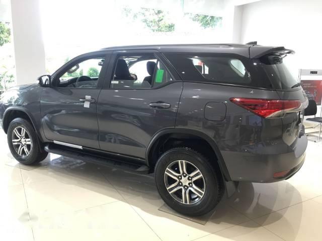 Bán xe Toyota Fortuner đời 2017, màu xám, 976 triệu