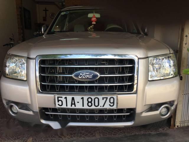 Cần bán gấp Ford Everest đời 2015, màu vàng số tự động