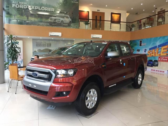 Bán Ford Ranger XLS 2.2 AT đời 2018, màu đỏ mận, nhập khẩu, giá tốt nhất, hỗ trợ trả góp. LH: 0907782222