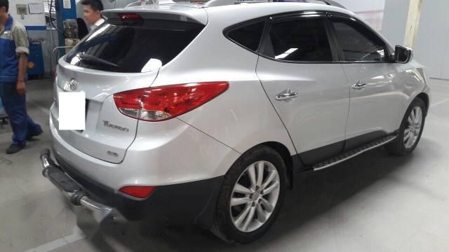 Cần bán lại xe Hyundai Tucson 2.0AT đời 2010, màu trắng, xe nhập số tự động, 576tr