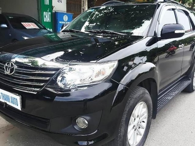 Cần bán lại xe Toyota Fortuner V 2013, màu đen số tự động, giá 715tr