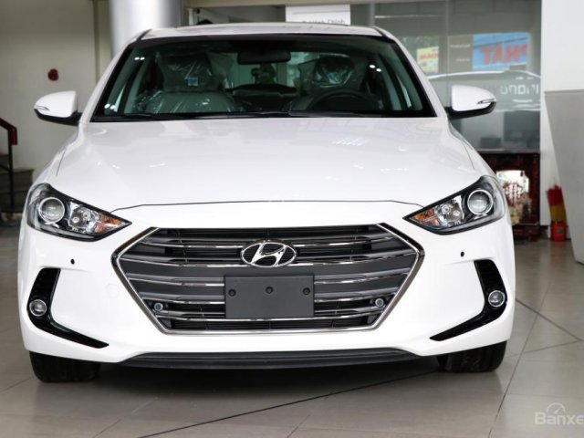 Cần bán Hyundai Elantra 2.0AT đời 2017, màu trắng