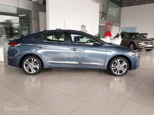 Hyundai Elantra 1.6AT, tặng 80 triệu khi mua xe trong tháng 9 này