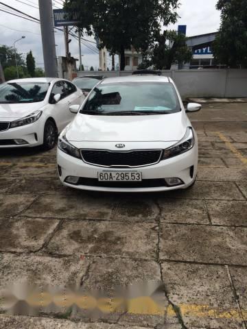 Cần bán xe Kia Cerato sản xuất 2016, màu trắng