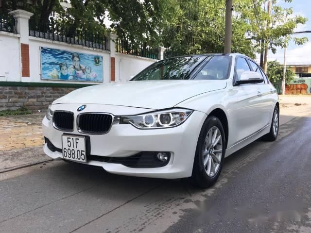 Bán BMW 3 Series 320i năm 2013, màu trắng, giá chỉ 929 triệu