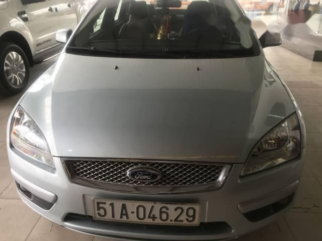 Cần bán Ford Focus 1.8AT năm 2005, màu bạc xe gia đình, giá tốt